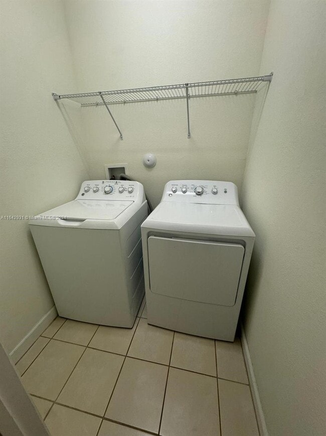 Building Photo - 25371 SW 115 Ct