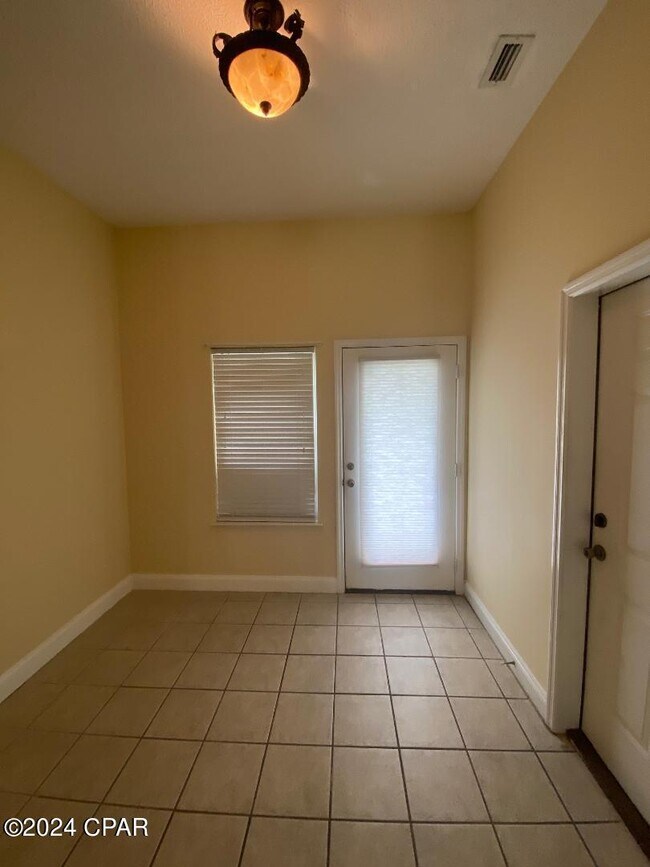 Building Photo - 4031 Oak Forest Dr