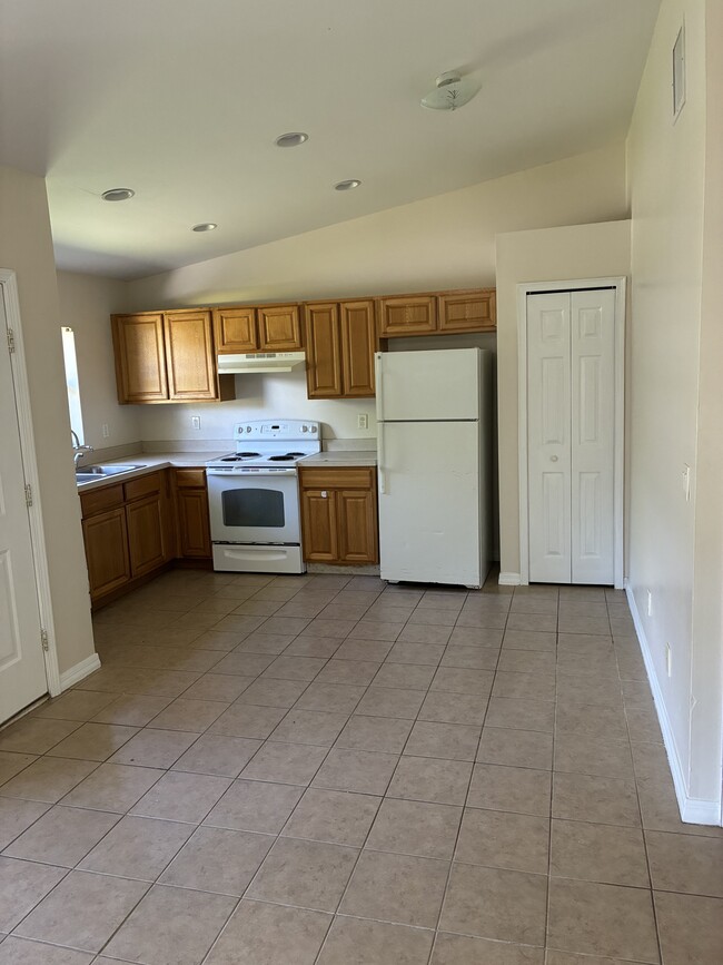 Building Photo - 6079 E Quitman St