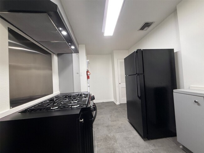 Building Photo - 20 Pinedale St