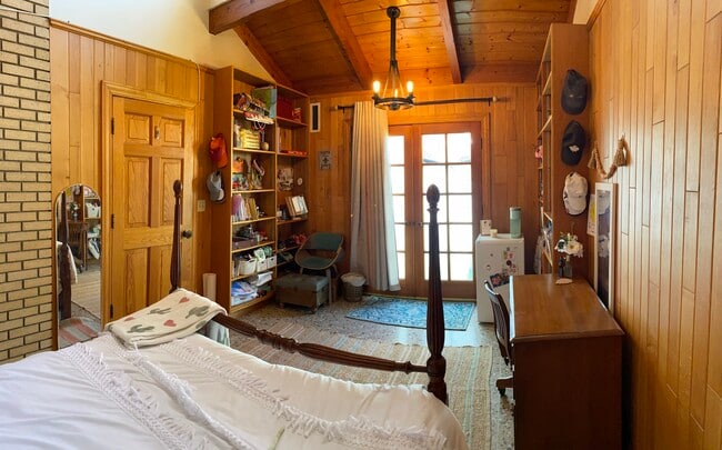 Building Photo - High Ceiling & Morning Light Bedroom