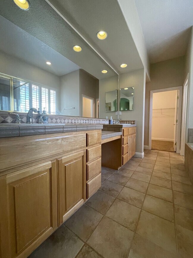 Building Photo - Stunning 4-Bedroom Home in Prime Folsom Location