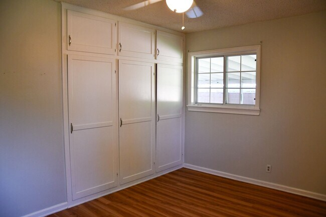 Building Photo - 1210 E Oakmont Ave
