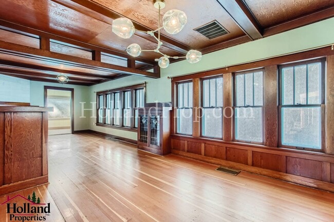 Building Photo - Charming Hillsboro Retreat: Cozy Single-Level Home with Greenhouse & Kids' Clubhouse!