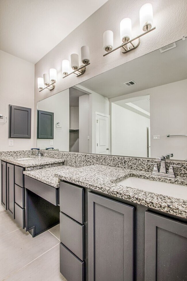 Building Photo - Beautiful  House 3 beds/3 baths. This Prop...