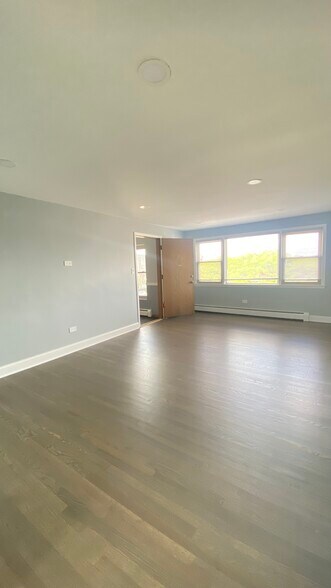 Building Photo - 2807 N McVicker Ave