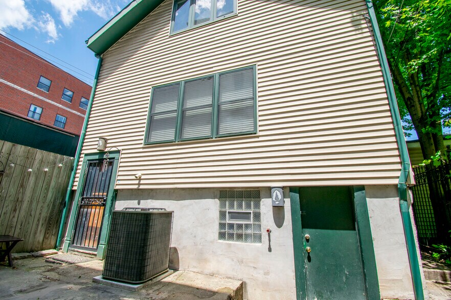 Building Photo - 2736 W Evergreen Ave