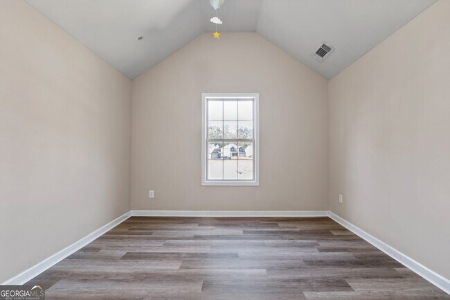Building Photo - 475 Louise Way