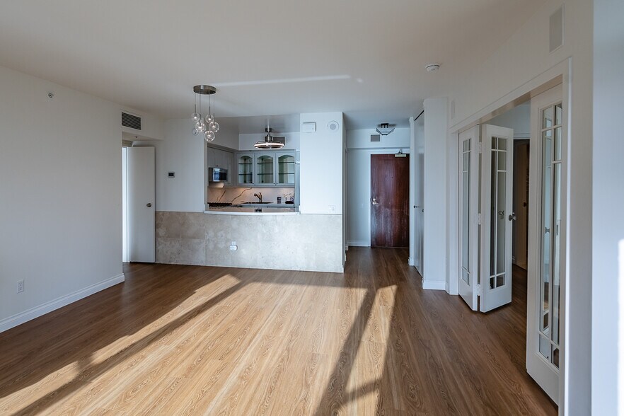 Building Photo - 500 W Harbor Dr