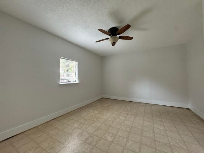 Building Photo - Adorable 3/2 with Bonus Room in Ormond Beach