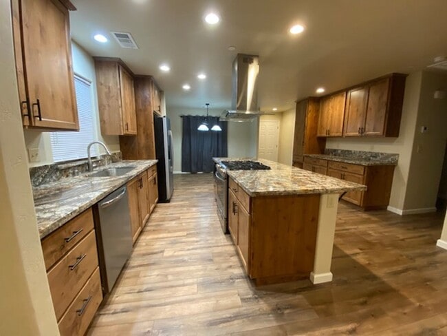 Building Photo - Simply gorgeous 3/2 with 2 car garage, dog...