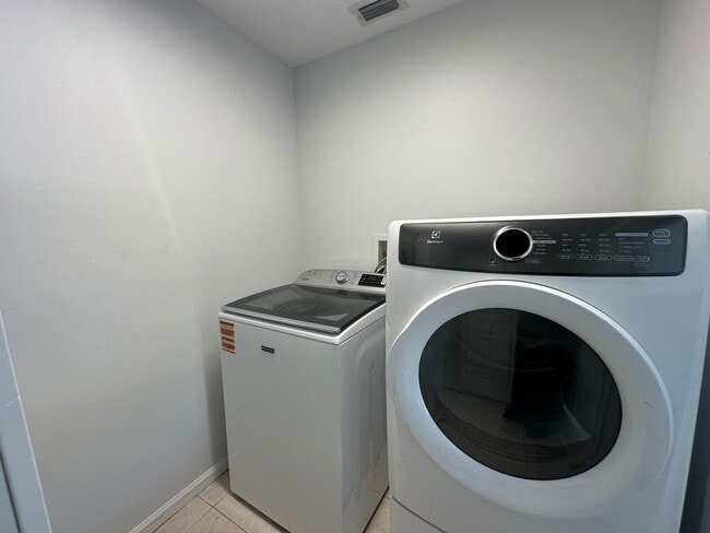 Building Photo - 1374 SE Concha St