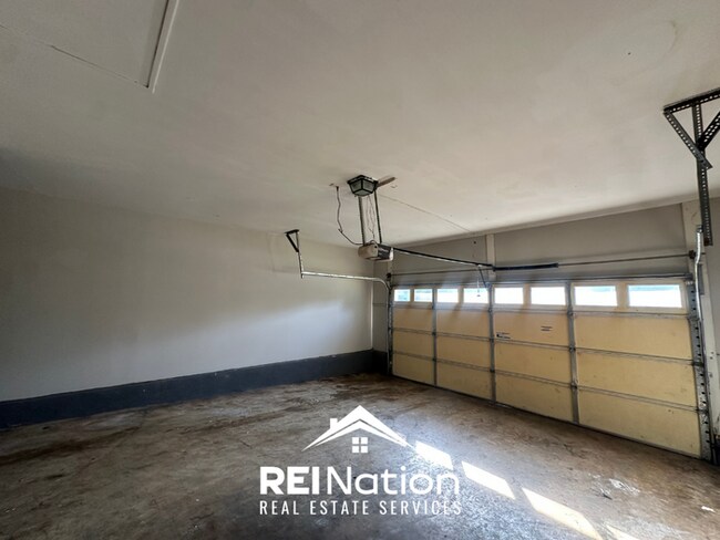 Building Photo - Spacious 4BR/2BA Memphis Rental with 2-Car Garage, Hardwood Floors & Fireplace