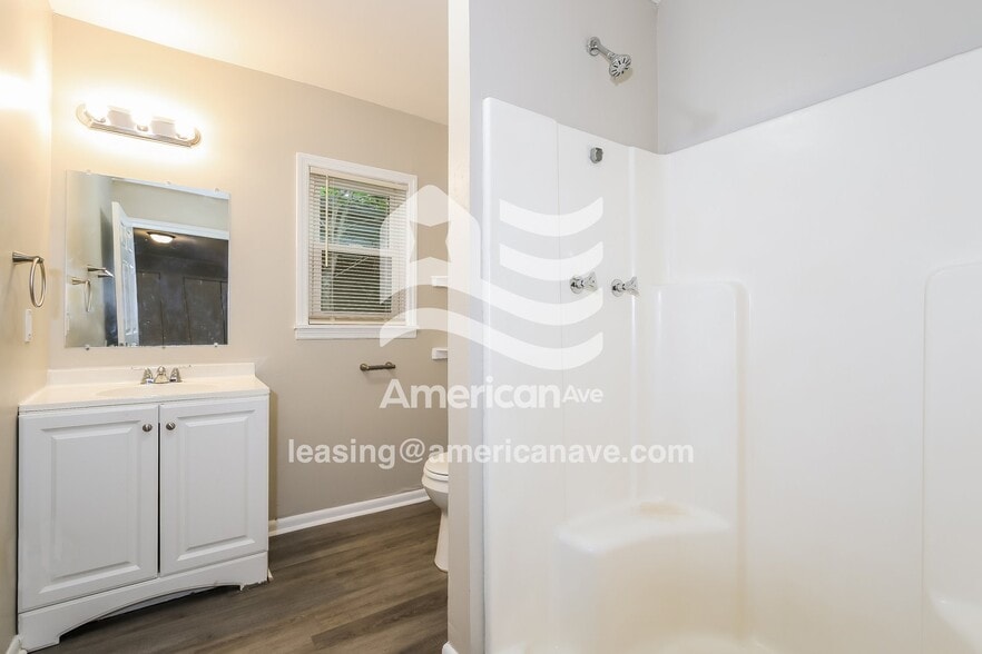 Building Photo - 743 Katherine St