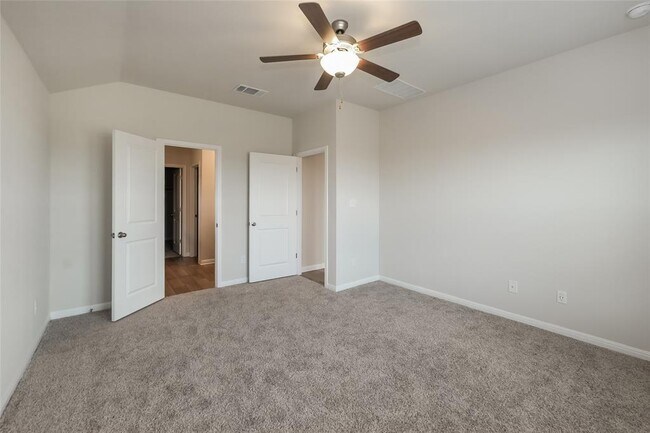 Building Photo - 1014 Round Bale Rd