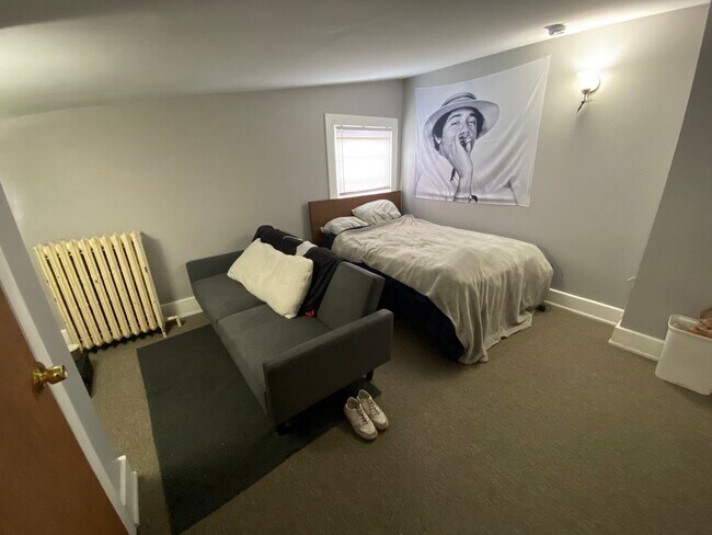 Building Photo - 7 bedroom/ 3bath Mins. from UC + Med Campu...