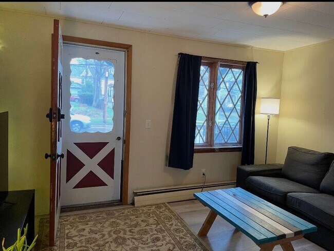 Building Photo - 203 Maple St