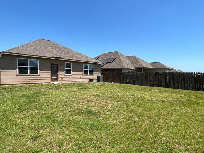 Building Photo - Nice 3/2 in Manor