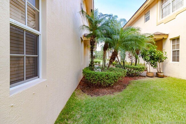 Building Photo - 356 SE Bloxham Way