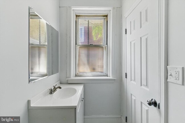 Building Photo - 428 S 56th St