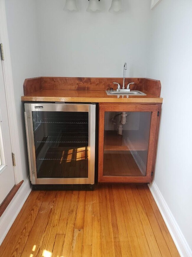 Building Photo - 143 S. Linwood Ave/4 Bed, 4.5 Bath TH in P...