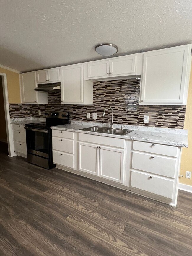 Building Photo - Remodeled 5 Bed | 2 Bath Mobile Home on Ha...