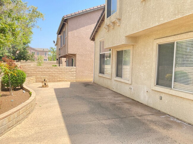 Building Photo - 3 bed, 2 1/2 bath home in desirable west Simi Valley gated community