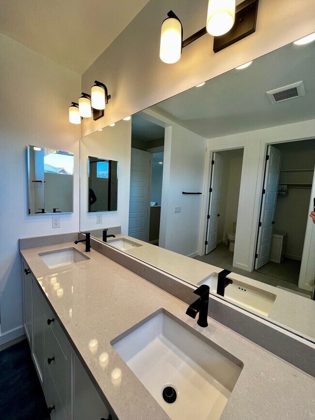 Building Photo - Modern 3-Bedroom Home Close to Gallatin Co...