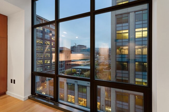 Building Photo - Exquisite 1BD/1.5BTH Condo Unit in the Pea...