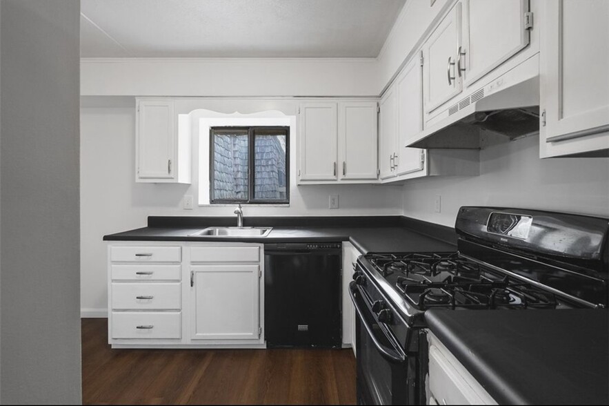 Building Photo - 1232 Forest Green Dr