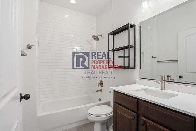 Building Photo - Gated Downtown Fort Worth Condo with Attached Garage