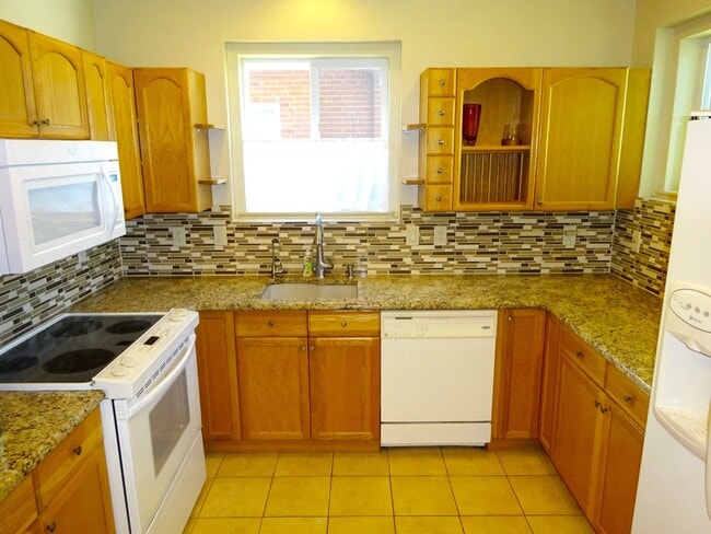 Building Photo - Bright and Charming Sunnyside Bungalow
