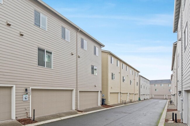 Building Photo - $1K move-in special! Sparkling clean newer 4-bdrm/3.5-bath townhome. 2-car garage, near Forest Park