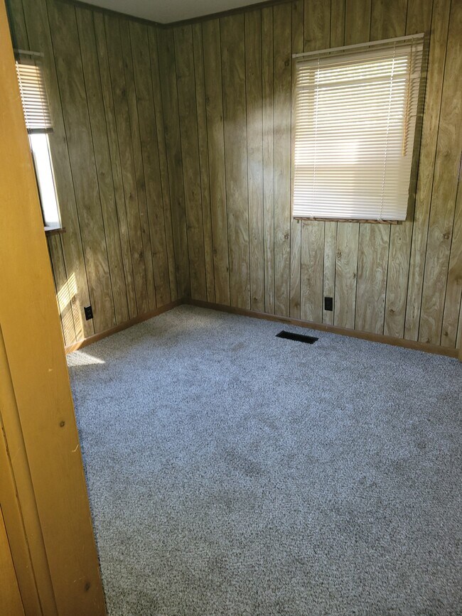 Building Photo - 819 W Broadway Ave