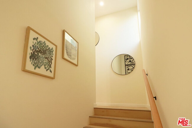 Building Photo - 918 N San Vicente Blvd