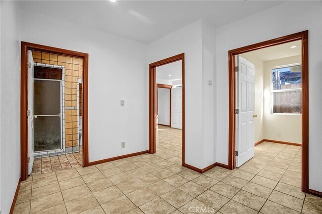 Building Photo - 313 N Hicks Ave