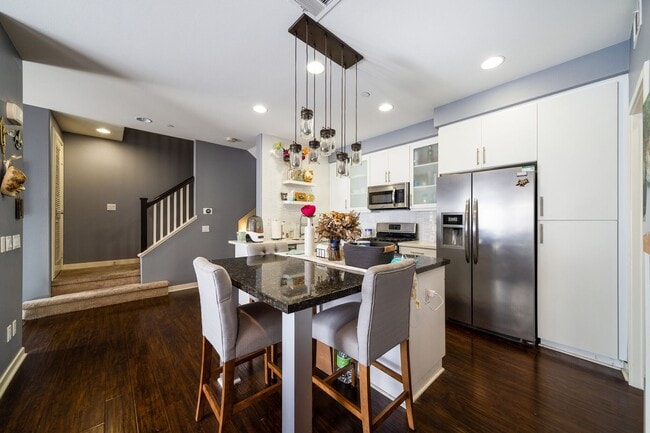 Building Photo - Charming 2-Bed / 2.5-Bath Townhouse in the...