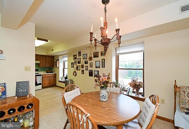 Building Photo - 601 W Market St