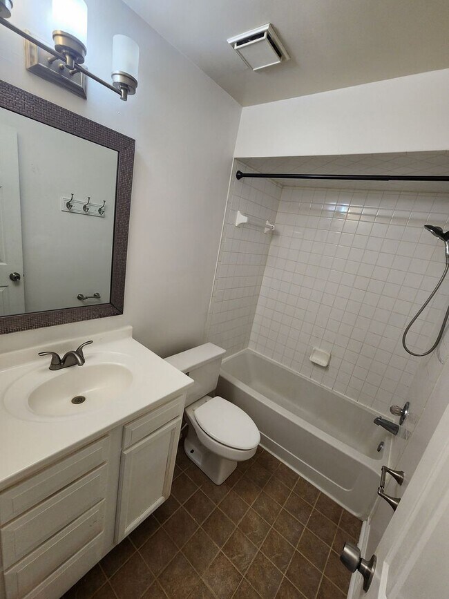 Building Photo - 4 Bedroom Home in Sought Out Neighborhood ...
