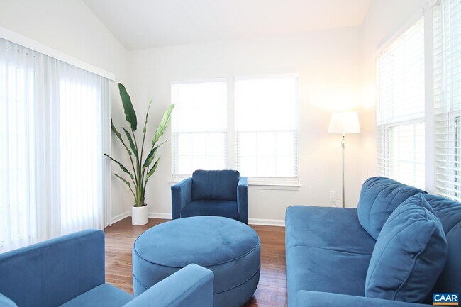 Building Photo - 4393 Sunset Dr