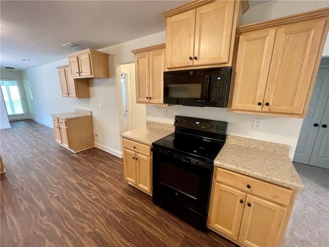 Building Photo - 1185 Forest Glen Dr W