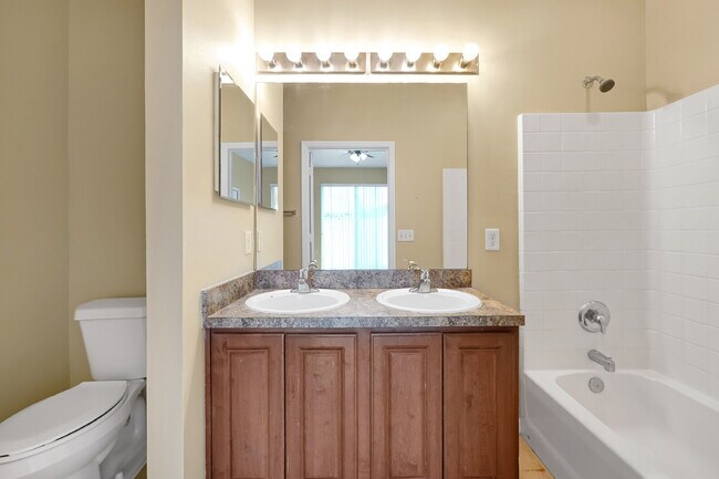 Building Photo - "Charming 3-Bed, 2-Bath Condo Oasis in Orlando – 1,000 Sq Ft of Comfort!"