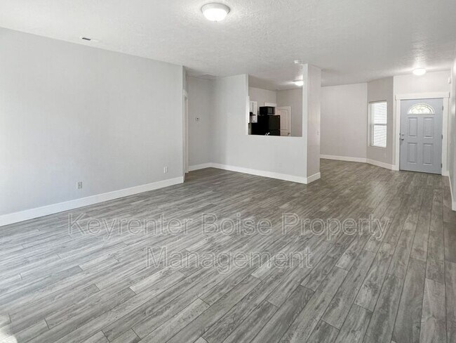 Building Photo - 1691 E Daulby St