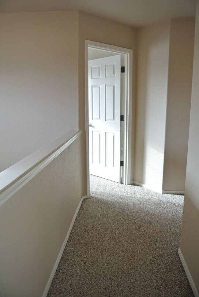 Building Photo - Spacious 3 bedroom 2.5 bath home in SE Cor...