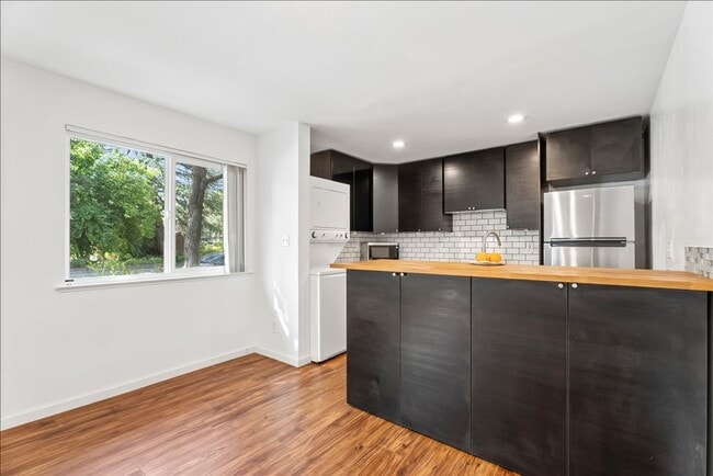 Building Photo - 1833 Fremont Ct