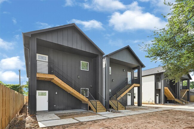 Building Photo - 418 Clinton Park St