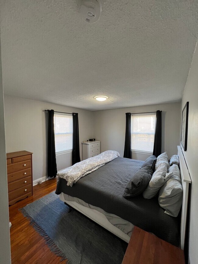 Building Photo - Knoxville 37920 - 2 bedroom, 1 bath home - Contact Adam Joachim (352) 220-7700