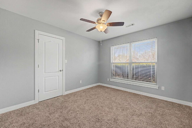 Building Photo - $200 MOVE IN SPECIAL |4-Bed Oasis with Granite Touches & Cozy Fireplace at 1501 South Brecke