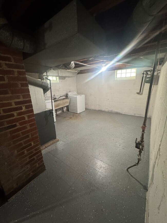 Building Photo - Charming 3-Bedroom Property in Prime Location