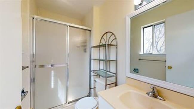 Building Photo - 2 Bedroom 2.5 Bath Townhouse